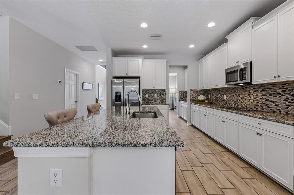 Activo con contrato: $749,000 (5 camas, 4 baños, 3761 Pies cuadrados)