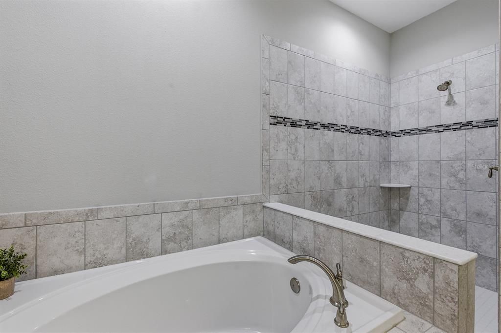 Activo con contrato: $749,000 (5 camas, 4 baños, 3761 Pies cuadrados)