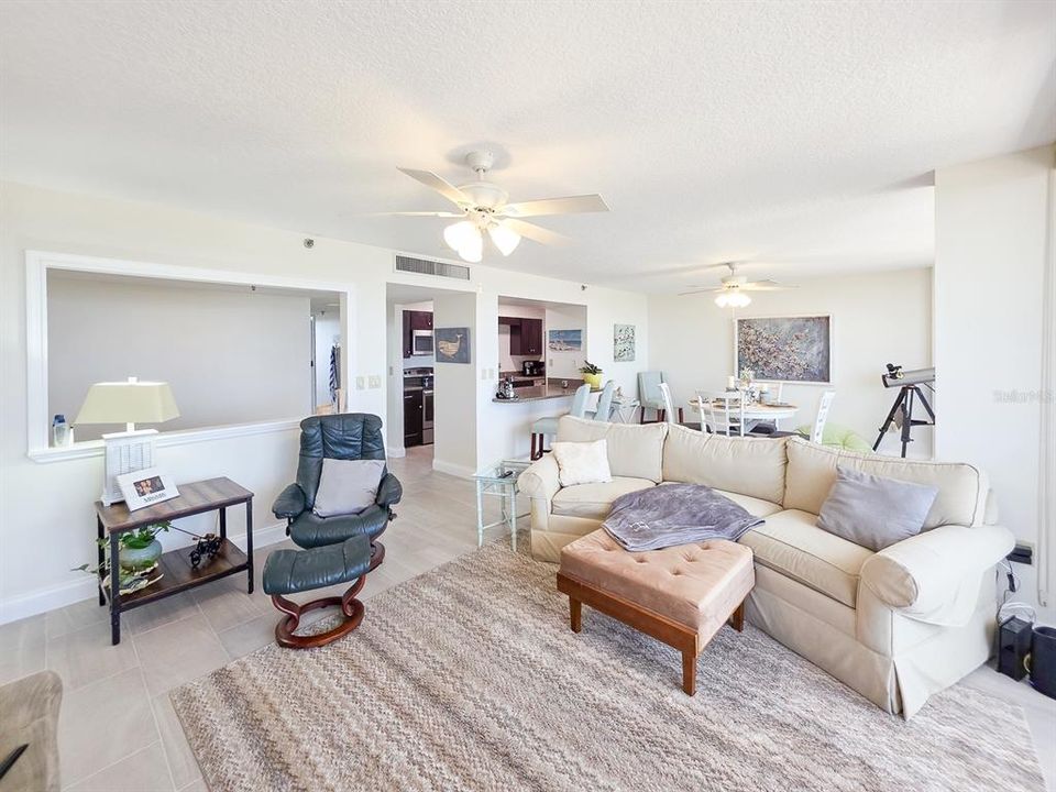 For Sale: $425,000 (2 beds, 2 baths, 1215 Square Feet)
