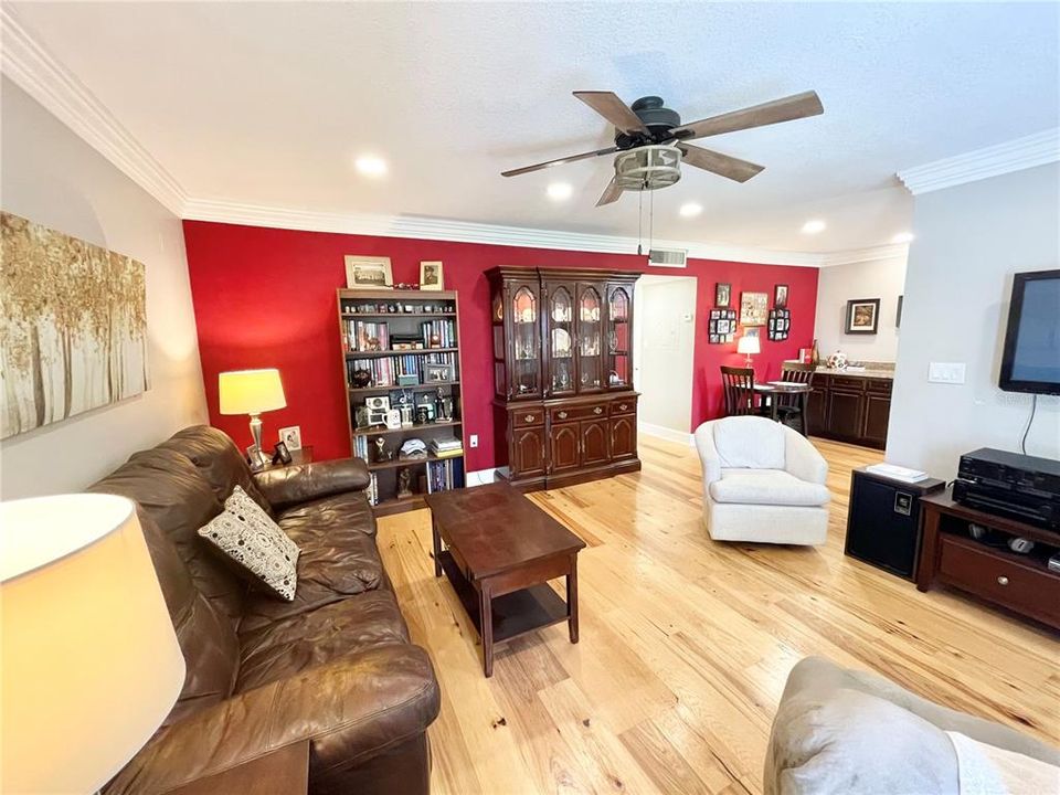 For Sale: $120,000 (2 beds, 1 baths, 816 Square Feet)