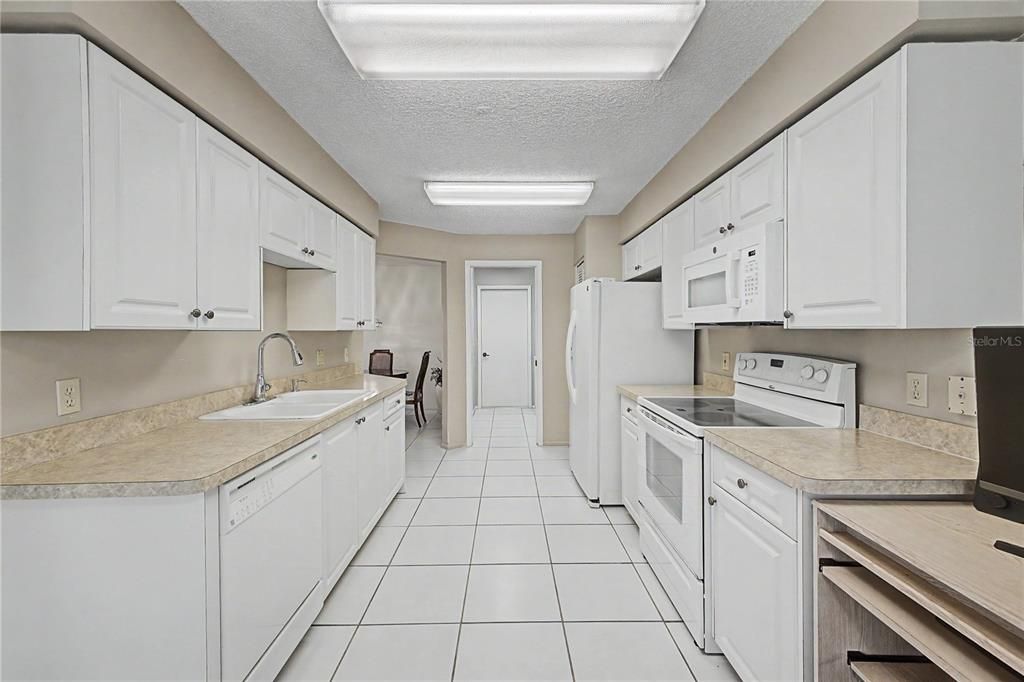 Active With Contract: $240,000 (2 beds, 2 baths, 1415 Square Feet)