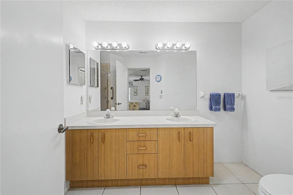Active With Contract: $240,000 (2 beds, 2 baths, 1415 Square Feet)
