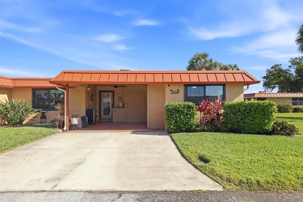 For Sale: $445,000 (2 beds, 2 baths, 1296 Square Feet)