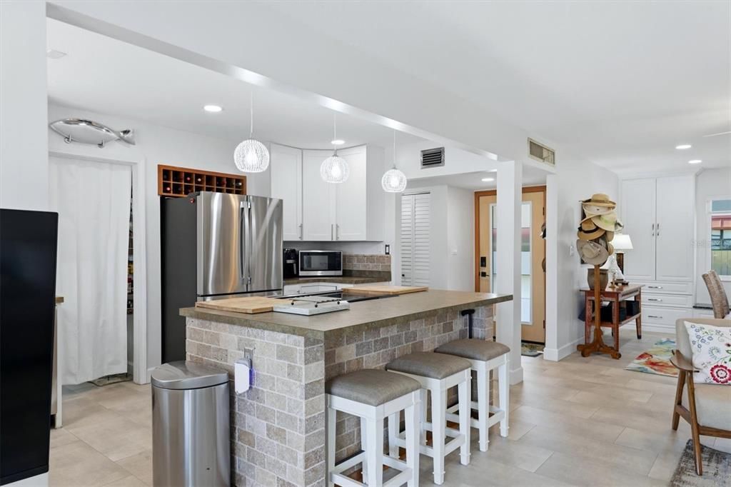 For Sale: $445,000 (2 beds, 2 baths, 1296 Square Feet)