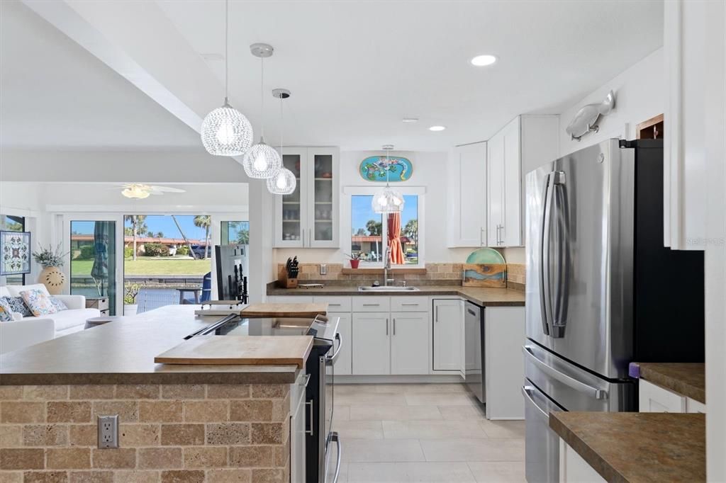 For Sale: $445,000 (2 beds, 2 baths, 1296 Square Feet)