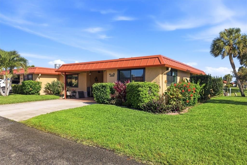 For Sale: $445,000 (2 beds, 2 baths, 1296 Square Feet)