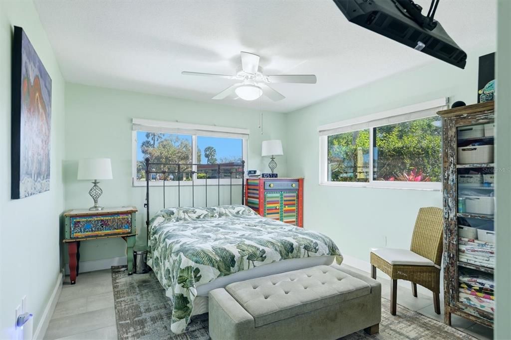 For Sale: $445,000 (2 beds, 2 baths, 1296 Square Feet)