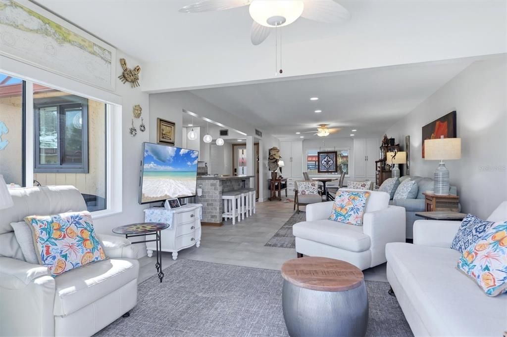 For Sale: $445,000 (2 beds, 2 baths, 1296 Square Feet)
