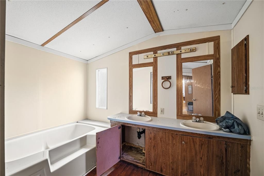 For Sale: $289,900 (5 beds, 4 baths, 2603 Square Feet)
