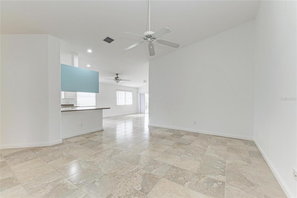 Activo con contrato: $345,000 (2 camas, 2 baños, 1513 Pies cuadrados)