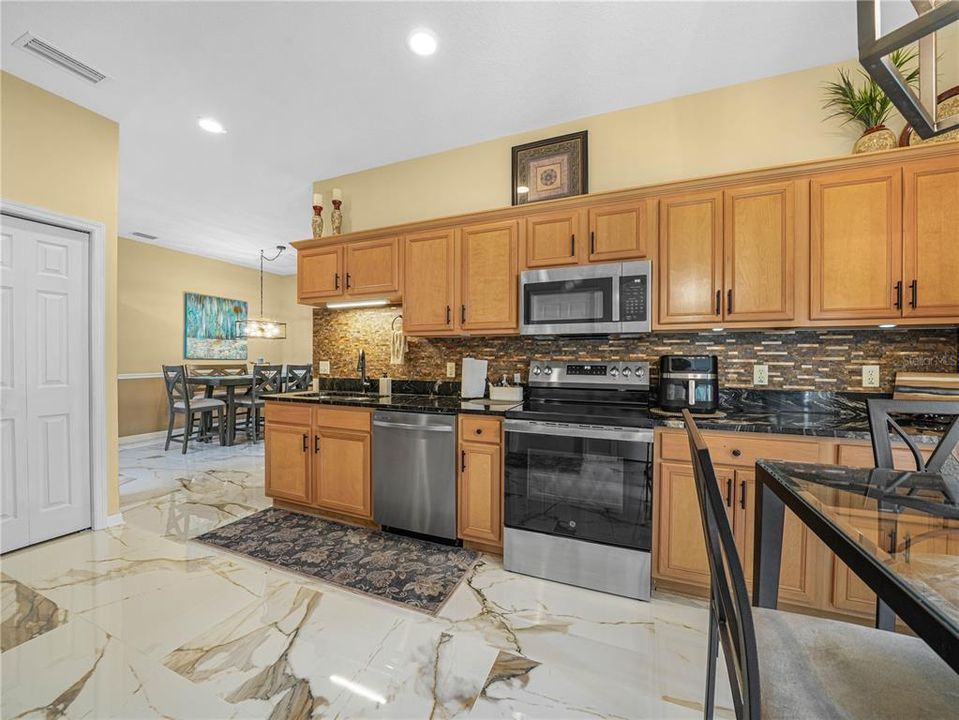 Под контрактом: $300,000 (2 спален, 2 ванн, 1503 Квадратных фут)