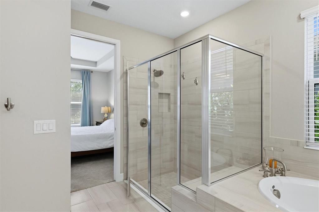 Activo con contrato: $649,950 (4 camas, 3 baños, 2399 Pies cuadrados)