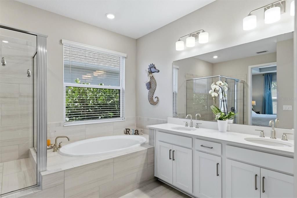 Activo con contrato: $649,950 (4 camas, 3 baños, 2399 Pies cuadrados)