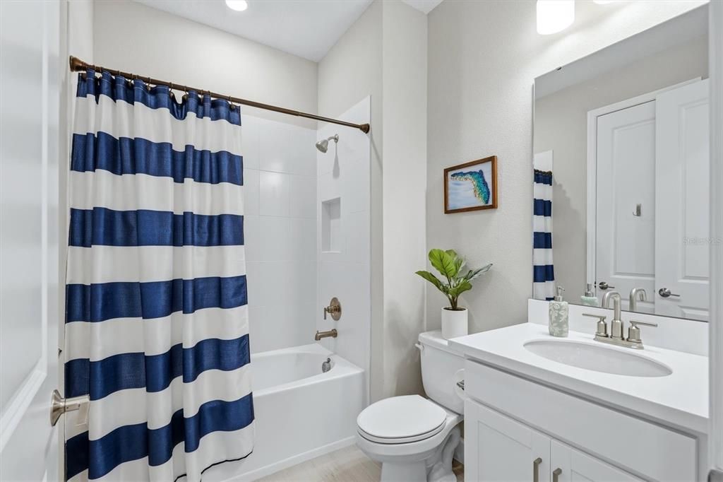 Activo con contrato: $649,950 (4 camas, 3 baños, 2399 Pies cuadrados)