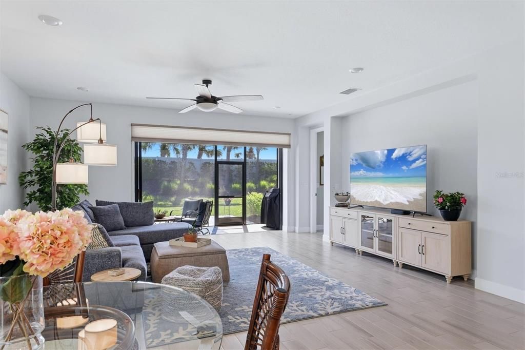Activo con contrato: $649,950 (4 camas, 3 baños, 2399 Pies cuadrados)