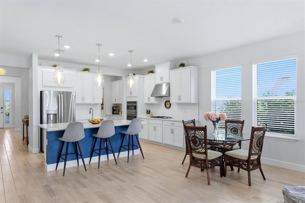 Activo con contrato: $649,950 (4 camas, 3 baños, 2399 Pies cuadrados)