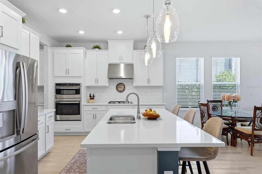 Activo con contrato: $649,950 (4 camas, 3 baños, 2399 Pies cuadrados)
