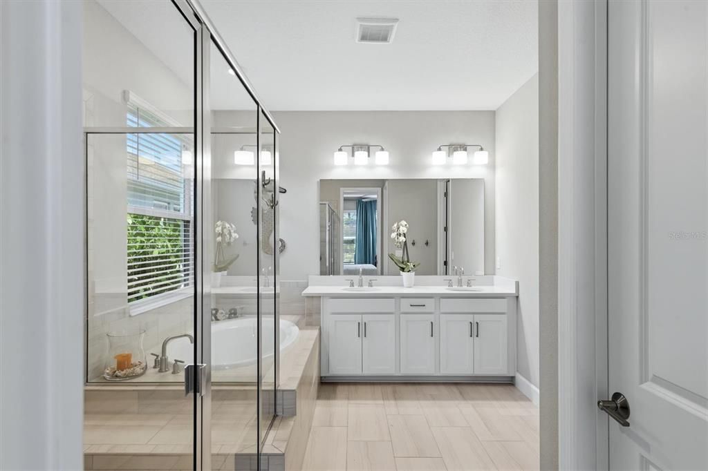 Activo con contrato: $649,950 (4 camas, 3 baños, 2399 Pies cuadrados)