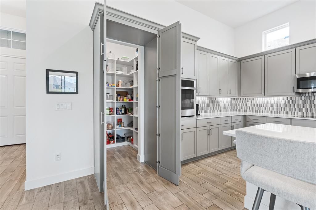 Active With Contract: $599,000 (3 beds, 3 baths, 2380 Square Feet)