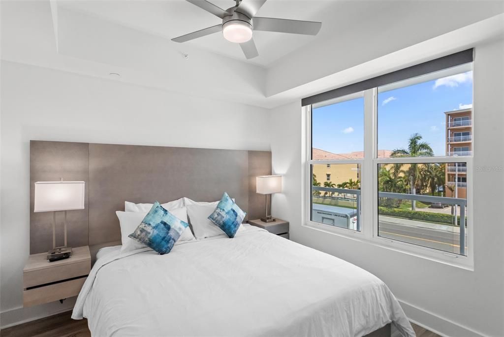 For Sale: $1,399,000 (2 beds, 2 baths, 911 Square Feet)