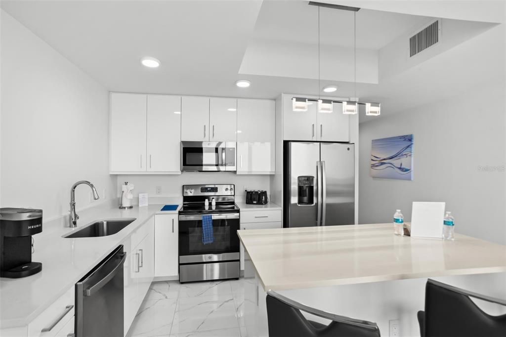 For Sale: $1,399,000 (2 beds, 2 baths, 911 Square Feet)