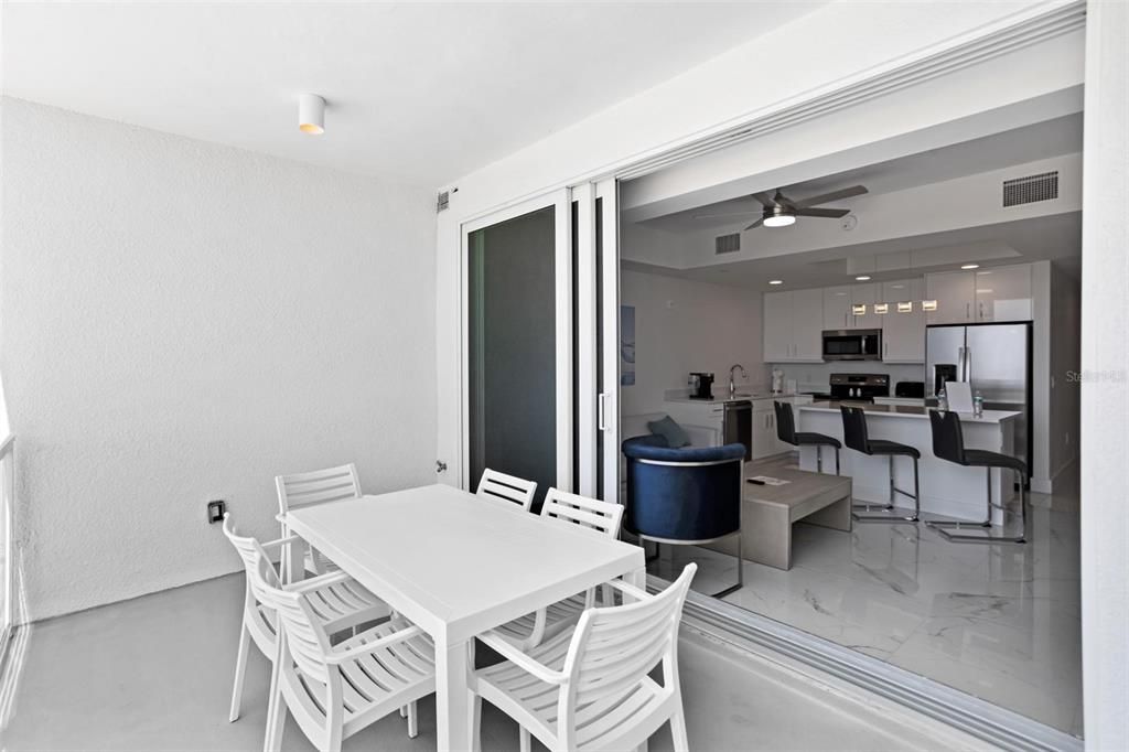 For Sale: $1,399,000 (2 beds, 2 baths, 911 Square Feet)