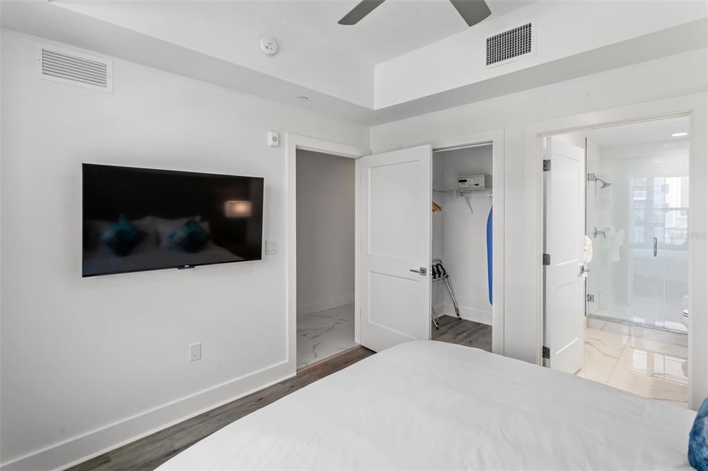 For Sale: $1,399,000 (2 beds, 2 baths, 911 Square Feet)