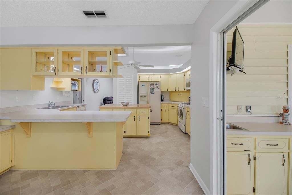 Active With Contract: $265,000 (3 beds, 2 baths, 2189 Square Feet)