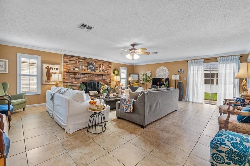 For Rent: $1,450 (3 beds, 2 baths, 1783 Square Feet)