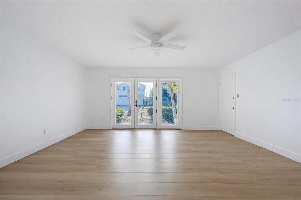 For Sale: $500,000 (2 beds, 1 baths, 815 Square Feet)