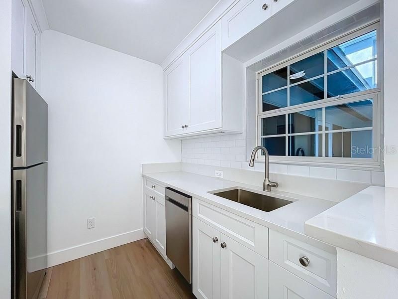 For Sale: $500,000 (2 beds, 1 baths, 815 Square Feet)