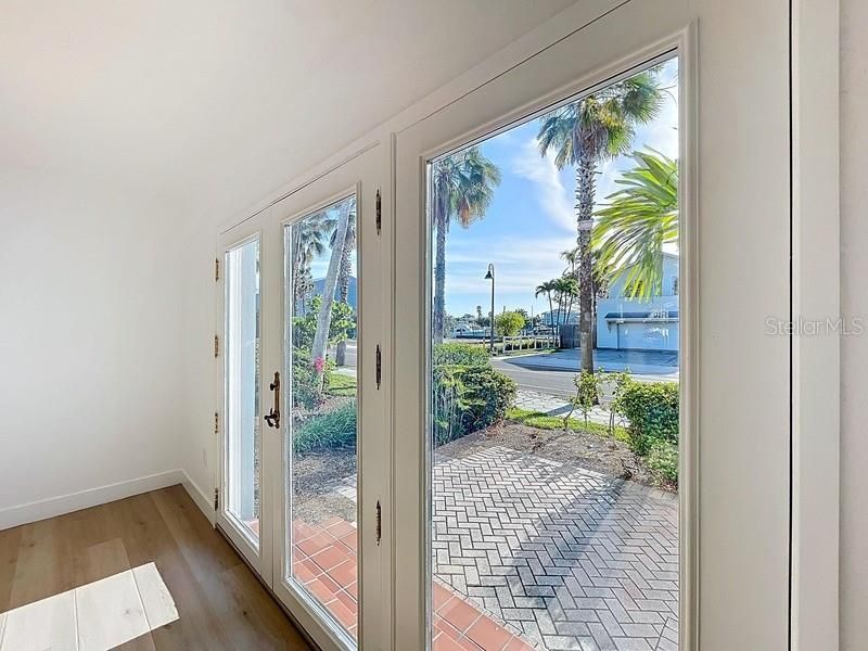 For Sale: $500,000 (2 beds, 1 baths, 815 Square Feet)