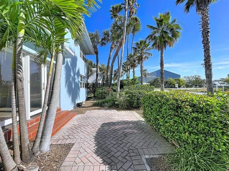 For Sale: $500,000 (2 beds, 1 baths, 815 Square Feet)