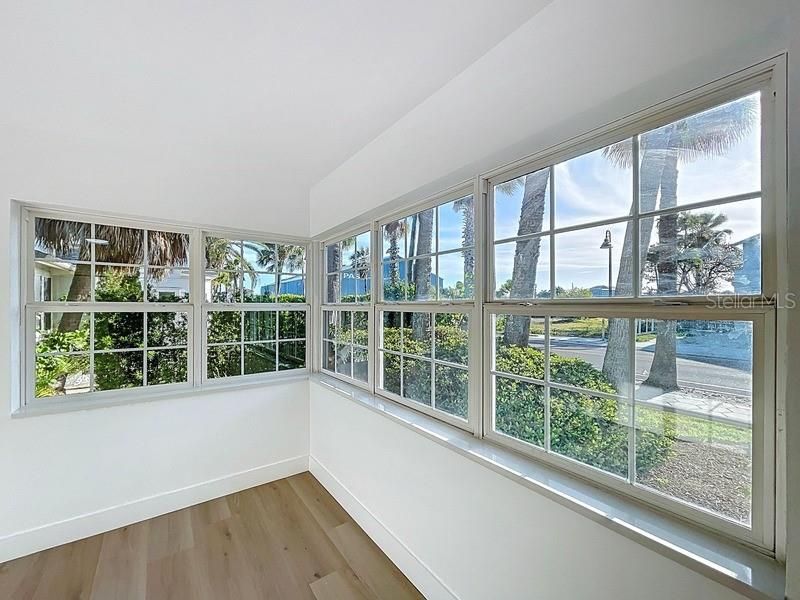 For Sale: $500,000 (2 beds, 1 baths, 815 Square Feet)
