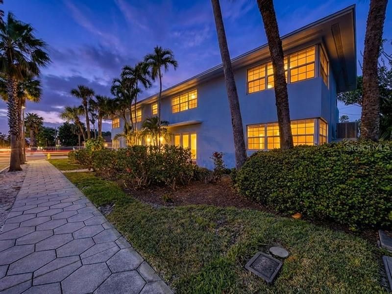 For Sale: $500,000 (2 beds, 1 baths, 815 Square Feet)