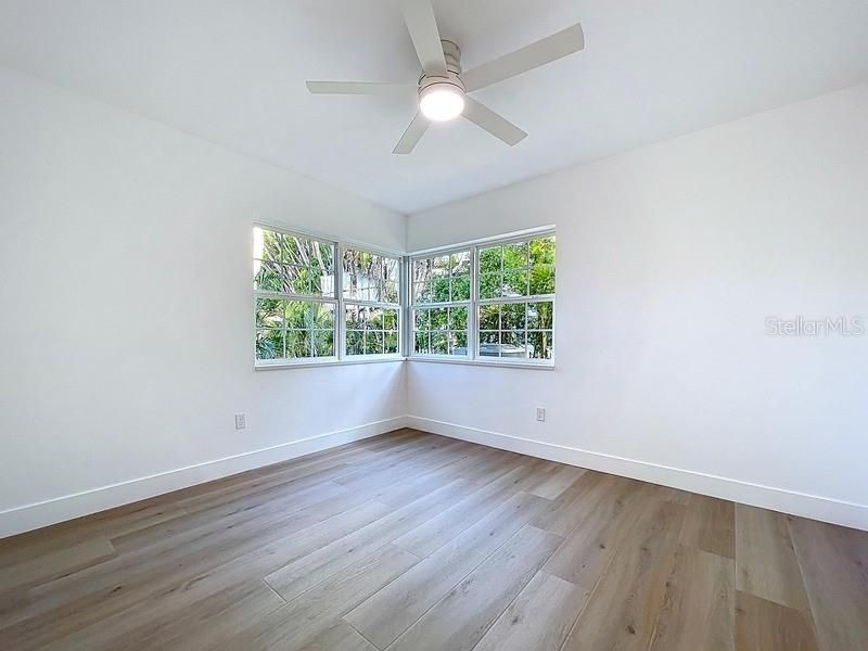 For Sale: $500,000 (2 beds, 1 baths, 815 Square Feet)