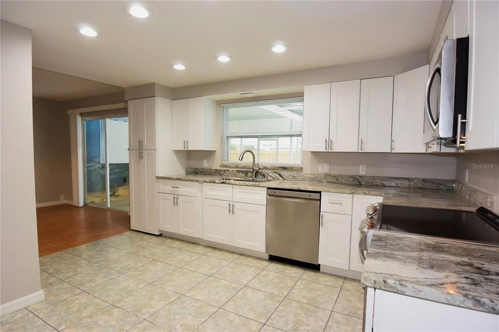 Active With Contract: $314,900 (3 beds, 2 baths, 1559 Square Feet)