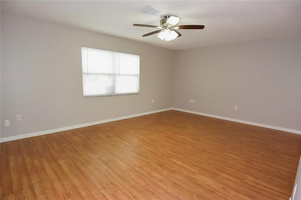 Active With Contract: $314,900 (3 beds, 2 baths, 1559 Square Feet)