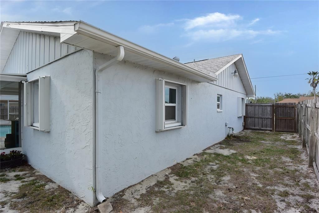 Active With Contract: $314,900 (3 beds, 2 baths, 1559 Square Feet)