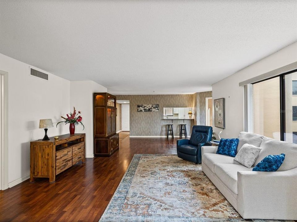 For Sale: $249,900 (2 beds, 2 baths, 1390 Square Feet)