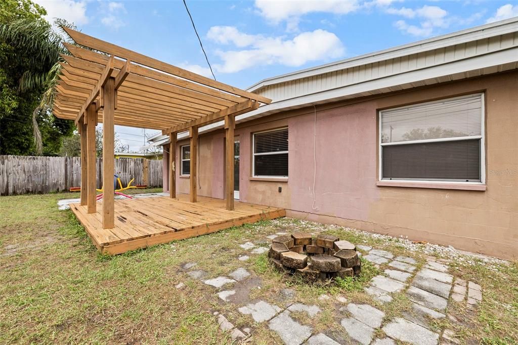 Active With Contract: $325,000 (3 beds, 2 baths, 1144 Square Feet)