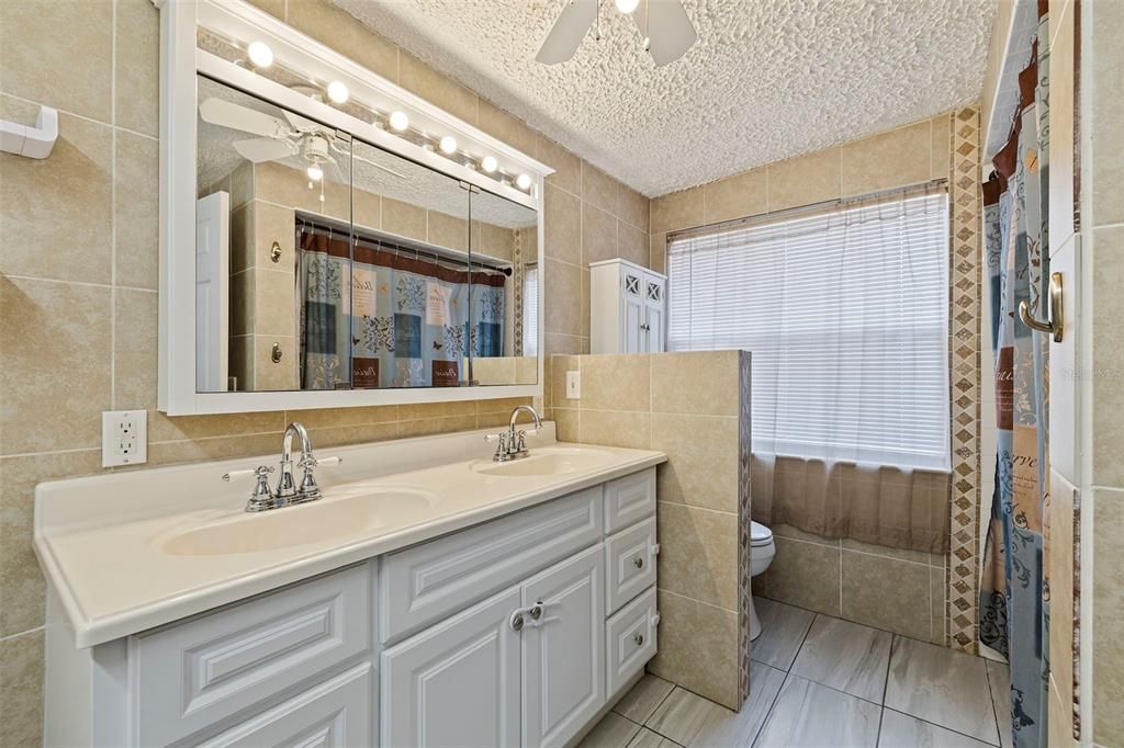 Active With Contract: $325,000 (3 beds, 2 baths, 1144 Square Feet)