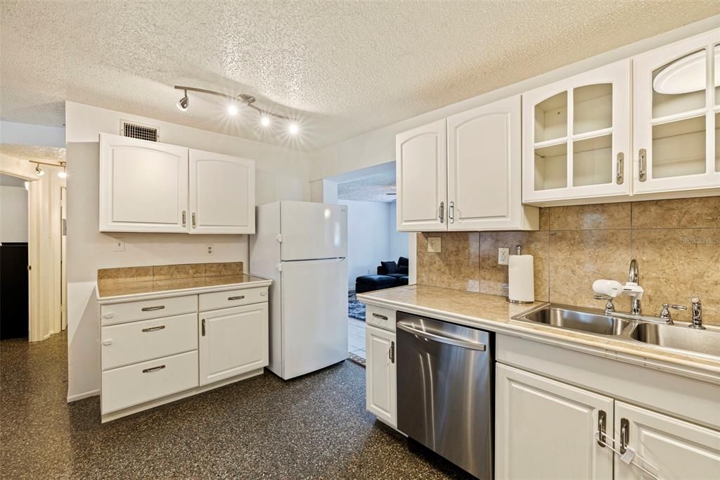 Active With Contract: $325,000 (3 beds, 2 baths, 1144 Square Feet)