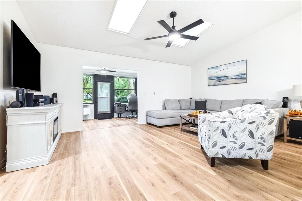 Active With Contract: $2,200 (2 beds, 2 baths, 1320 Square Feet)