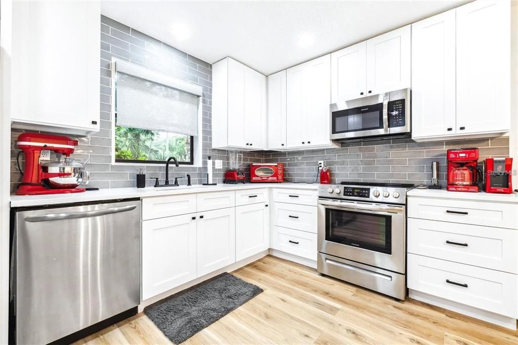 Active With Contract: $2,200 (2 beds, 2 baths, 1320 Square Feet)