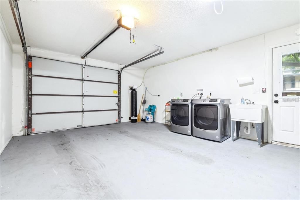 Active With Contract: $2,200 (2 beds, 2 baths, 1320 Square Feet)