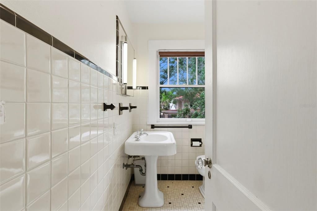 Activo con contrato: $1,549,000 (5 camas, 3 baños, 3011 Pies cuadrados)