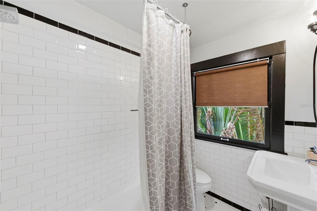 Activo con contrato: $1,549,000 (5 camas, 3 baños, 3011 Pies cuadrados)