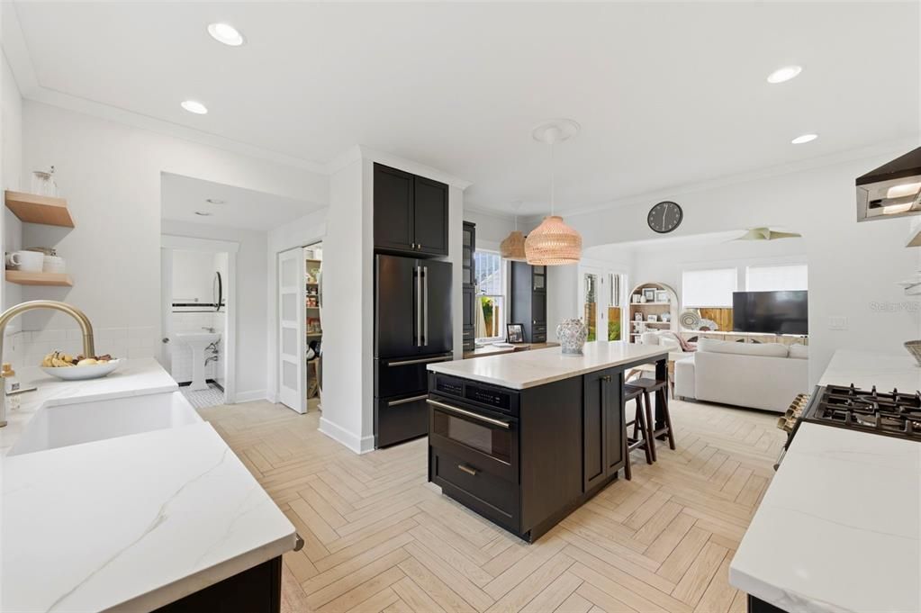 Activo con contrato: $1,549,000 (5 camas, 3 baños, 3011 Pies cuadrados)