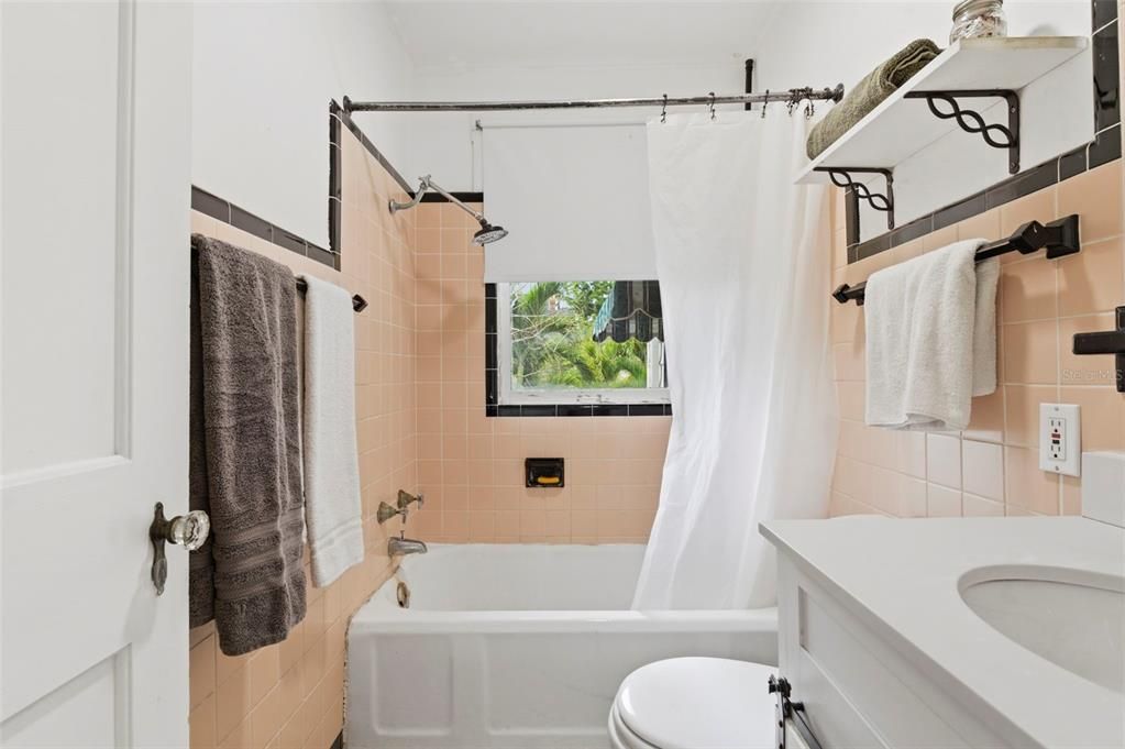 Activo con contrato: $1,549,000 (5 camas, 3 baños, 3011 Pies cuadrados)